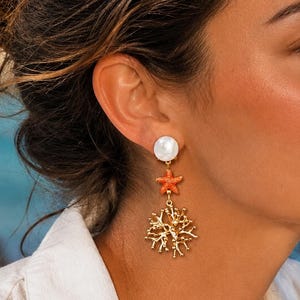 Brincos de estrela-do-mar e coral dourado, brincos de pressão, estilo praiano chique, joias de verão elegantes e estilosas para mulheres.