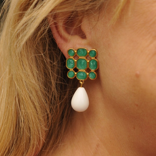 Boucles d'oreilles pendantes à clip d'inspiration baroque, Clip d'oreille vert perle blanche, Clip oreilles non percées, Bijou de créateur
