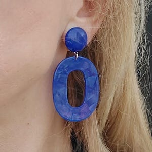 ロイヤルブルーパールアセテートドロップイヤリング、クリップオン