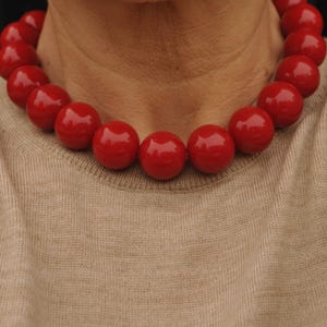 Elegante XL rote Perlenkette für Damen, Handgemachte rote Halskette, Vintage Retro Chic, Retro Damenschmuck im 60er Jahre Stil