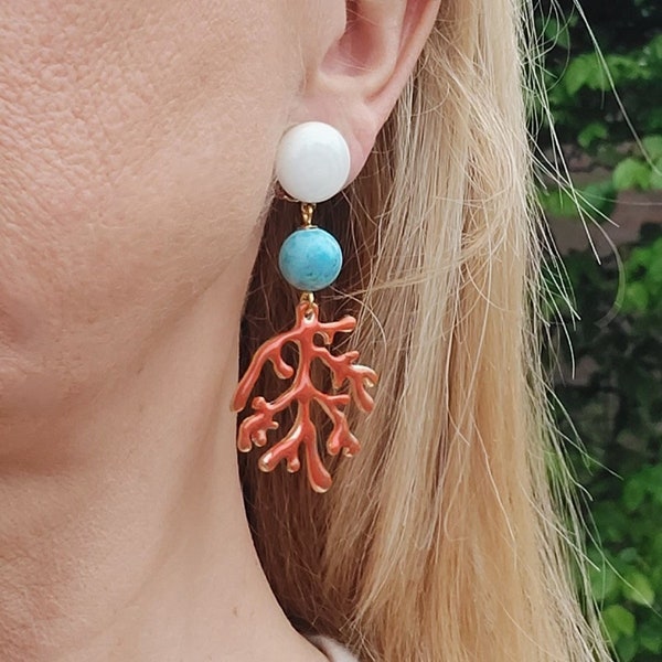 Boucles d'oreilles pendantes branche de corail, perle turquoise et nacre blanche, Boucles d'oreilles clip / clou, Boucles d'oreilles corail