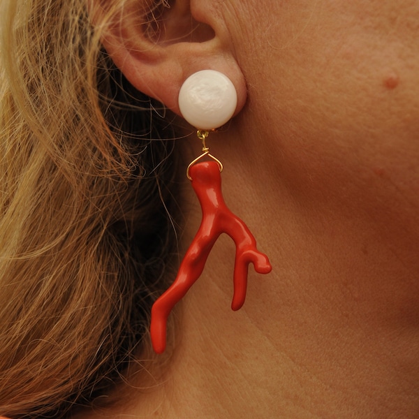 Pendientes colgantes de nácar naranja y blanco coral, pendientes de clip / botón, pendientes de fantasía en resina de coral