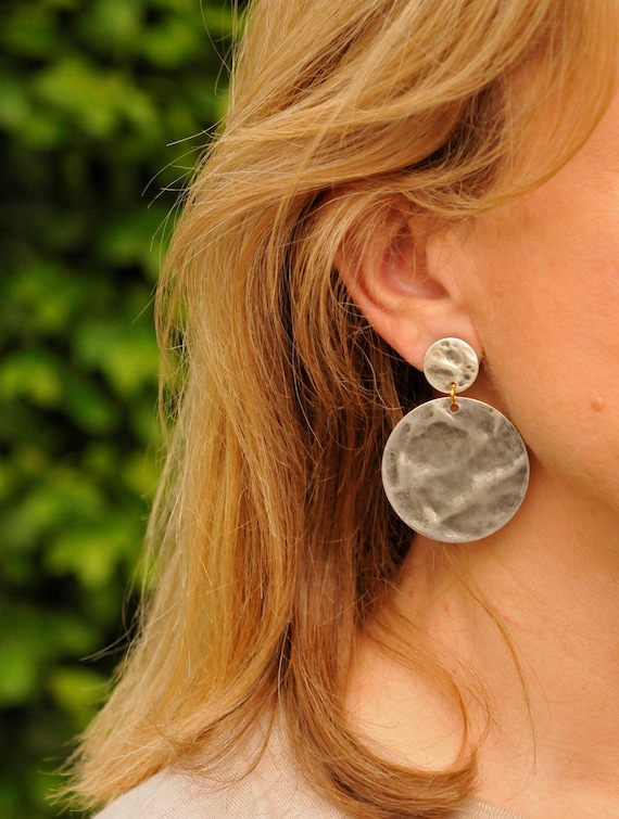 Grandes boucles d'oreilles pendantes disque martelé argent, Boucles d'oreilles clip, Boucles d'oreilles percées ou non percées