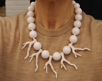 Halskette aus Harz mit weißen Perlen und Korallenzweigen, Halskette für Frauen aus großen Harzperlen, Elegante Boho-Chic-Ozean-Halskette