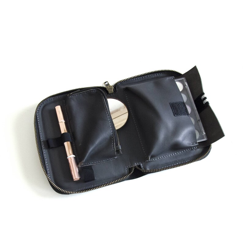 POUCH MATA fait à la main de cuir texturé noir, idéal pour stocker de petits articles comme le maquillage image 3