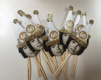 Adornos para cupcakes o agitadores de bebidas con fotos de cumpleaños o sombrero dorado o plateado de Año Nuevo de Over the Hill. Juego de 12 con acabado brillante.