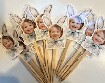 Juego de 12 cupcakes con foto de conejito de Pascua personalizados. Resistente al agua y con acabado brillante.
