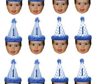 Puede incluir: Doce gorros de fiesta azules y blancos con un número uno blanco en cada gorro. Cada gorro tiene un pompón blanco en la parte superior. Los gorros están dispuestos en tres filas de cuatro. Cada gorro tiene una cara de bebé delante.