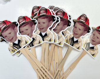 Adornos o pegatinas para cupcakes con foto de sombrero de bombero personalizados y brillantes para cumpleaños. Juego de 12 con acabado brillante.