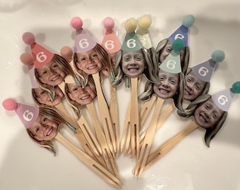 Adornos para cupcakes con pompones y caras de arcoíris. Acabado brillante. Juego de 12.