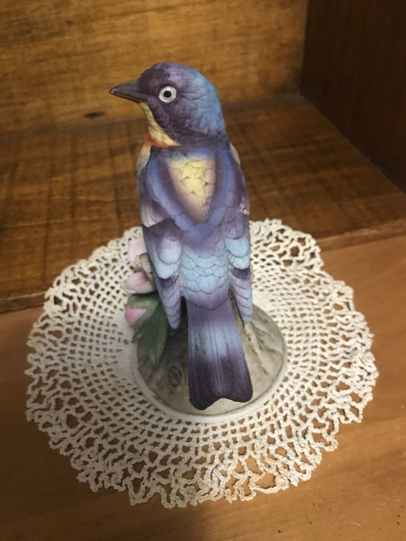 Stunning sedak perula warbler figurine Mint