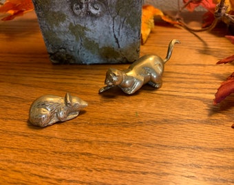 Vintage miniature cat and mouse. Cat and mouse brass miniatures. Brass art.