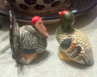 vintage porcelain turkey salt and pepper shakers. Japan. Thanksgiving, fall. B18
