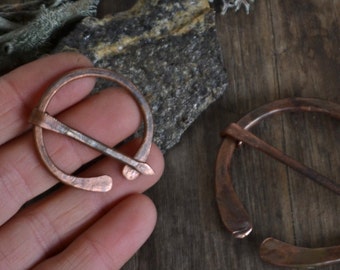 Perno Shawl, spillo in rame, spilla di penna annular, perno di rame, perno anglosassone, perno anglosassone, perno scialle penannular, spillo in rame riciclato