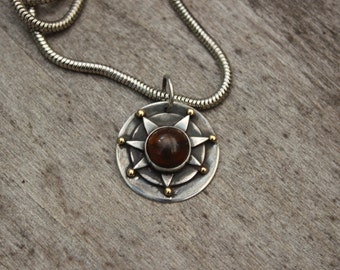 Pennarello stellato argento sterling con cabochon in oro 14k e ambra rossa