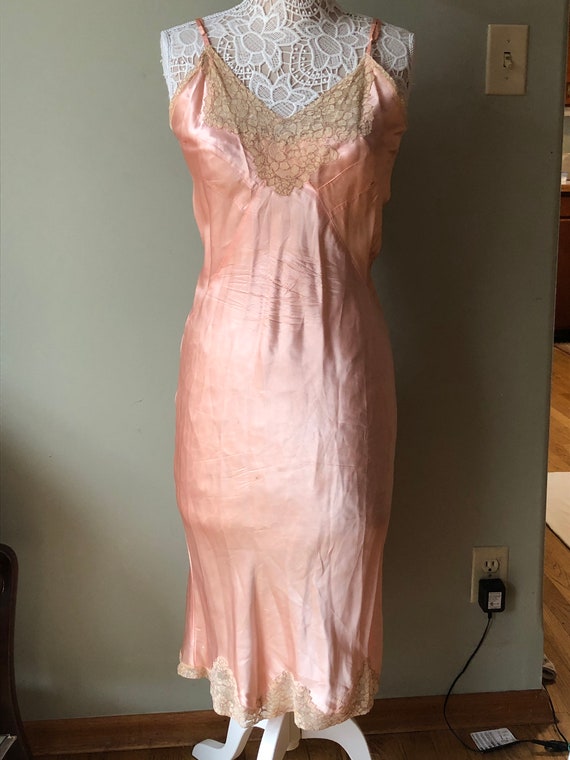 1940s Vintage Peach Colored Satin and Lace Full Le
