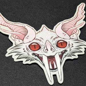 Sticker chauve-souris vampire à longs crocs - Sticker chauve-souris mat avec des crocs terriblement longs, des yeux rouges sang, gothiques et effrayants et effrayants