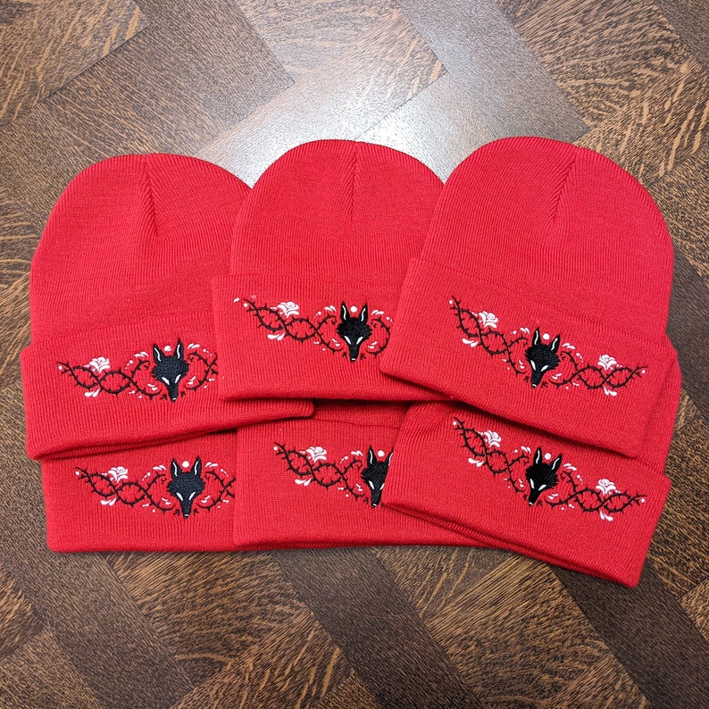 Bonnet Wolf and Thorns bonnet tricoté rouge avec motif loup et épines brodé image 7