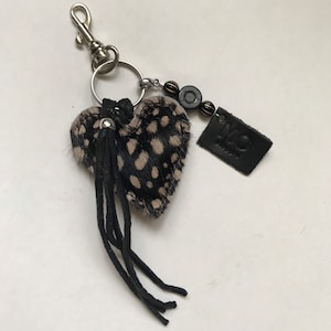 Leren sleutelhanger Deluxe met leren flosje + edelsteentje