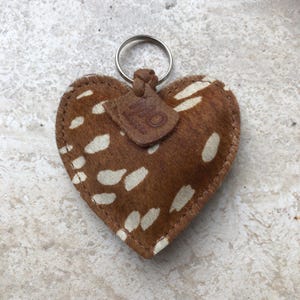 Leren sleutelhanger hart van koeie/geitenvacht met leer dierenprint Bambi spots