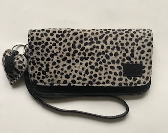 Leren portemonnee met koeievacht met leopard print + polsbandje + hartje hanger in verschillende kleuren