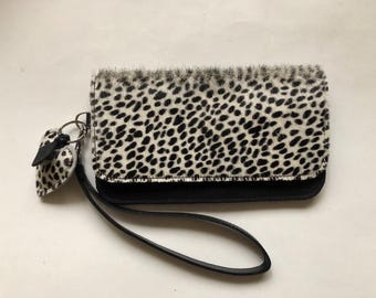 Leren portemonnee met koeievacht met leopard print + polsbandje + hartje hanger in verschillende kleuren