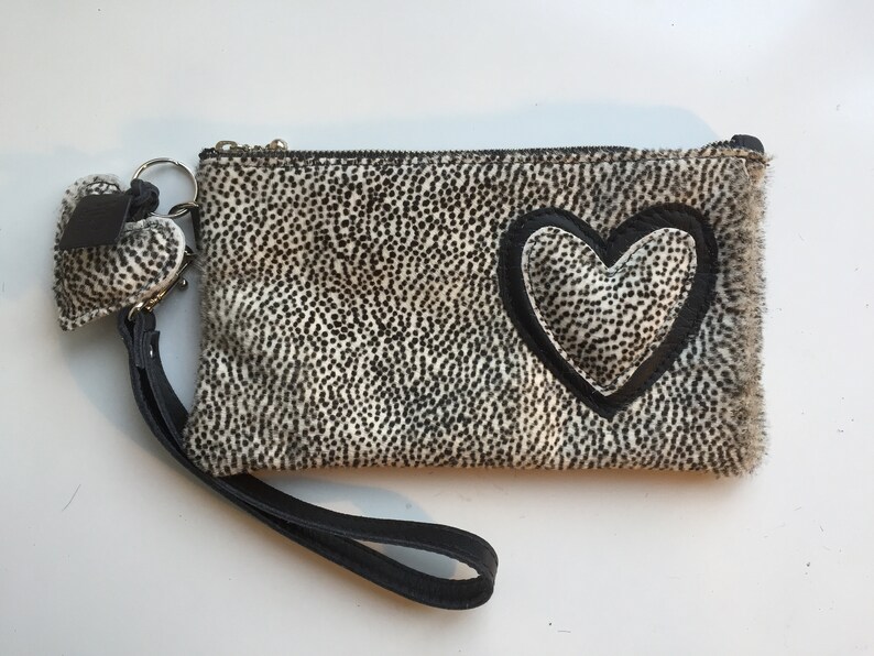 Leren clutch / portemonnee / tasje met vacht voor mobiel, pasjes, geld luipaard hart