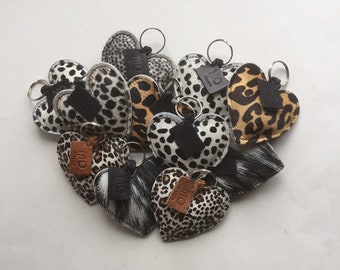 Leren sleutelhanger hart van koeievacht met leer dierenprint