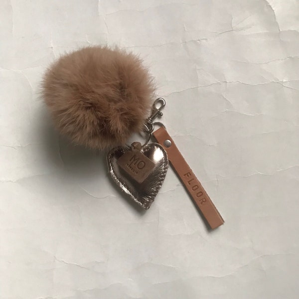 Leren sleutelhanger hartje + vacht pompom + gepersonaliseerd leren bandje