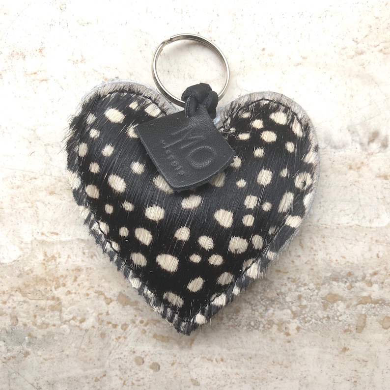 Leren sleutelhanger hart van koeie/geitenvacht met leer dierenprint reverse leopard