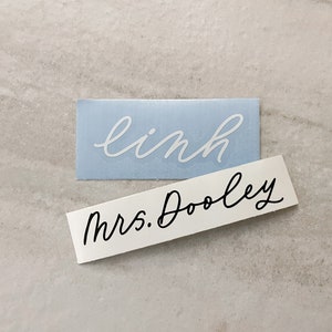 Gevoelige kalligrafie aangepaste naamsticker, monoline moderne schriftstijl, handgeletterde vinylinitialen, gepersonaliseerde sticker, aangepast label
