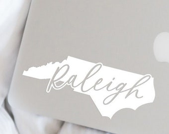 Decalcomania Raleigh North Carolina - Adesivo in vinile impermeabile, design triangolare NC con scritta a mano originale - Regalo unico per Yeti, MacBook, auto