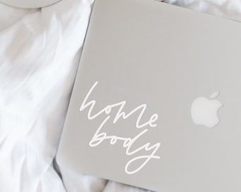 Homebody Decal Vinyl Sticker Hand Lettered - Regalo unico, Yeti, Laptop, MacBook, Auto - Home body, Trendy, Calligrafia introversa estetica
