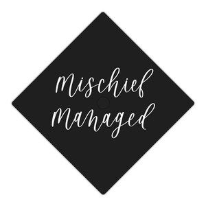 Mischief Managed HP Graduation Cap vinyl decal, handlettered moderne kalligrafie Grad Cap decor sticker ontwerp, belettering uniek citaat