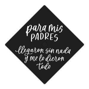 Calcomanía de vinilo para gorro de graduación "Para Mis Padres", diseño de calcomanía decorativa para gorro de graduación con caligrafía moderna escrita a mano, cita de inmigrante de primera generación en español