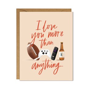 Te amo más, Tarjeta de San Valentín divertida para esposa, novia // Más que fútbol, videojuegos, ver televisión en exceso, cerveza // En blanco por dentro