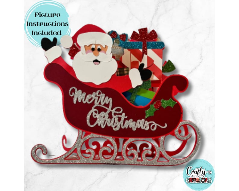 K&ouml;nnte beinhalten: Roter Weihnachtsmann mit silbernen Glitzer in einem Schlitten mit Geschenken. Der Schlitten hat eine rote Basis mit silbernem Glitzerbesatz und die Worte "Frohe Weihnachten" in silbernem Glitzer.