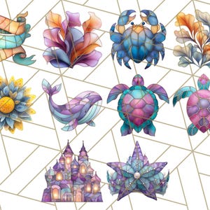 Op de afbeelding: Een set van tien kleurrijke glas-in-lood illustraties met verschillende zeedieren, planten en objecten. De illustraties omvatten een walvis, een krab, een zeeschildpad, een zeester, een kasteel, een bloem, zeewier en een banner.