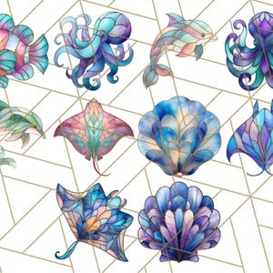 Op de afbeelding: Een set van tien kleurrijke illustraties in de stijl van glas-in-lood met zeedieren en schelpen. De illustraties omvatten een vis, een octopus, een dolfijn, een rog, een schelp en een zeester.