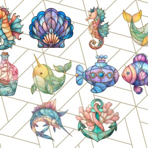 Op de afbeelding: Een set van tien kleurrijke glas-in-lood illustraties van zeedieren en objecten. De illustraties omvatten een zeepaardje, een schelp, een walvis, een fles met een schip erin, een narwal, een onderzee&euml;r, een clownvis, een marlijn, een anker met koraal en een zeepaardje.