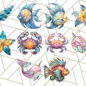 Op de afbeelding: Een set van tien kleurrijke glas-in-lood illustraties van zeedieren, waaronder een schelp, een zeester, een vis, een krab en een narwal. De illustraties zijn op een witte achtergrond met een gouden rasterpatroon.