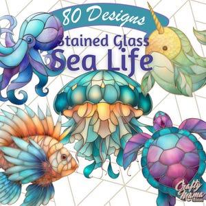 Op de afbeelding: 80 gebrandschilderde glasontwerpen met zeedieren. De ontwerpen omvatten een kwal, een narwal, een octopus, een zeeschildpad en een vis. De ontwerpen zijn kleurrijk en ingewikkeld.