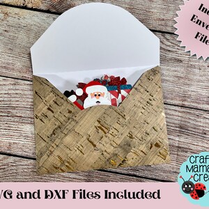 K&ouml;nnte beinhalten: Ein Weihnachtsumschlag mit einer korkartigen Textur. Der Umschlag ist ge&ouml;ffnet und mit verschiedenen festlichen Ausschnitten gef&uuml;llt, darunter der Weihnachtsmann, ein Weihnachtsbaum und Geschenke. Der Text "Includes Envelope File" ist in einer rosa Sternform sichtbar. Der Text "SVG and DXF Files Included" ist am unteren Rand des Bildes sichtbar. Der Text "Crafty Mama Creators" ist in einem blauen Kreis mit einem roten Marienk&auml;fer sichtbar.