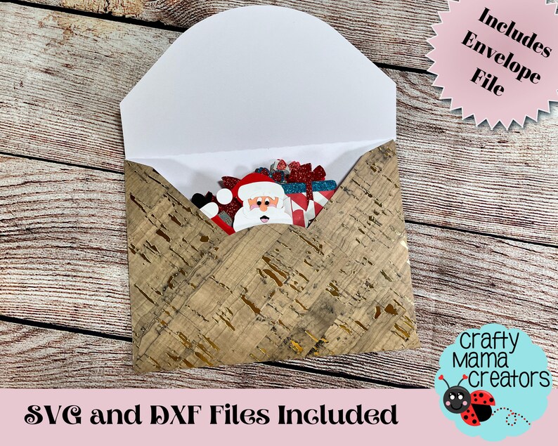 K&ouml;nnte beinhalten: Ein Weihnachtsumschlag mit einer korkartigen Textur. Der Umschlag ist ge&ouml;ffnet und mit verschiedenen festlichen Ausschnitten gef&uuml;llt, darunter der Weihnachtsmann, ein Weihnachtsbaum und Geschenke. Der Text "Includes Envelope File" ist in einer rosa Sternform sichtbar. Der Text "SVG and DXF Files Included" ist am unteren Rand des Bildes sichtbar. Der Text "Crafty Mama Creators" ist in einem blauen Kreis mit einem roten Marienk&auml;fer sichtbar.