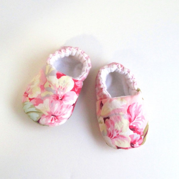 Baby girl booties NB- fabric booties- crib shoes- baby shoes-- pink floral- padded booties- baby gift- shabby chic baby.