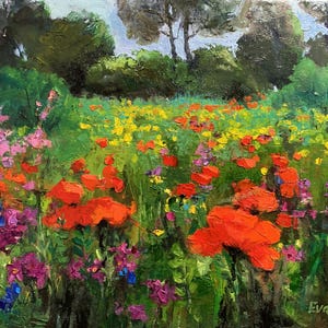 Può includere: Un dipinto ad olio vibrante che raffigura un campo di papaveri rossi e fiori selvatici gialli. I fiori sono in piena fioritura e sono circondati da una lussureggiante vegetazione verde. Il dipinto è ambientato sullo sfondo di un cielo blu e alberi.