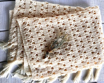 Vintage Shell Stitch Crochet Afghan – Cream Fringe Throw Blanket – Handmade 1970s Fan Stitch Pattern – Cozy Cottagecore Décor