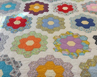 Couverture vintage « Jardin de fleurs de grand-mère », 89 x 72 pouces, patchwork hexagonal matelassé à la main, bordure festonnée, années 1930-1940, couverture d'exposition