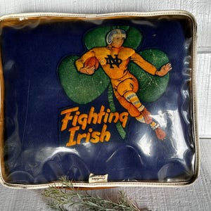 Vintage 1960s Pendleton Wool Notre Dame Fighting Irish Stadium Blanket – ND Football – Original Case & Cushion Bild 1