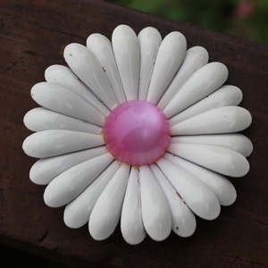 Mid century white and pink floral enamel brooch, vintage flower enamel brooch pin, Mid century costume jewelry retro metal flower brooch pin